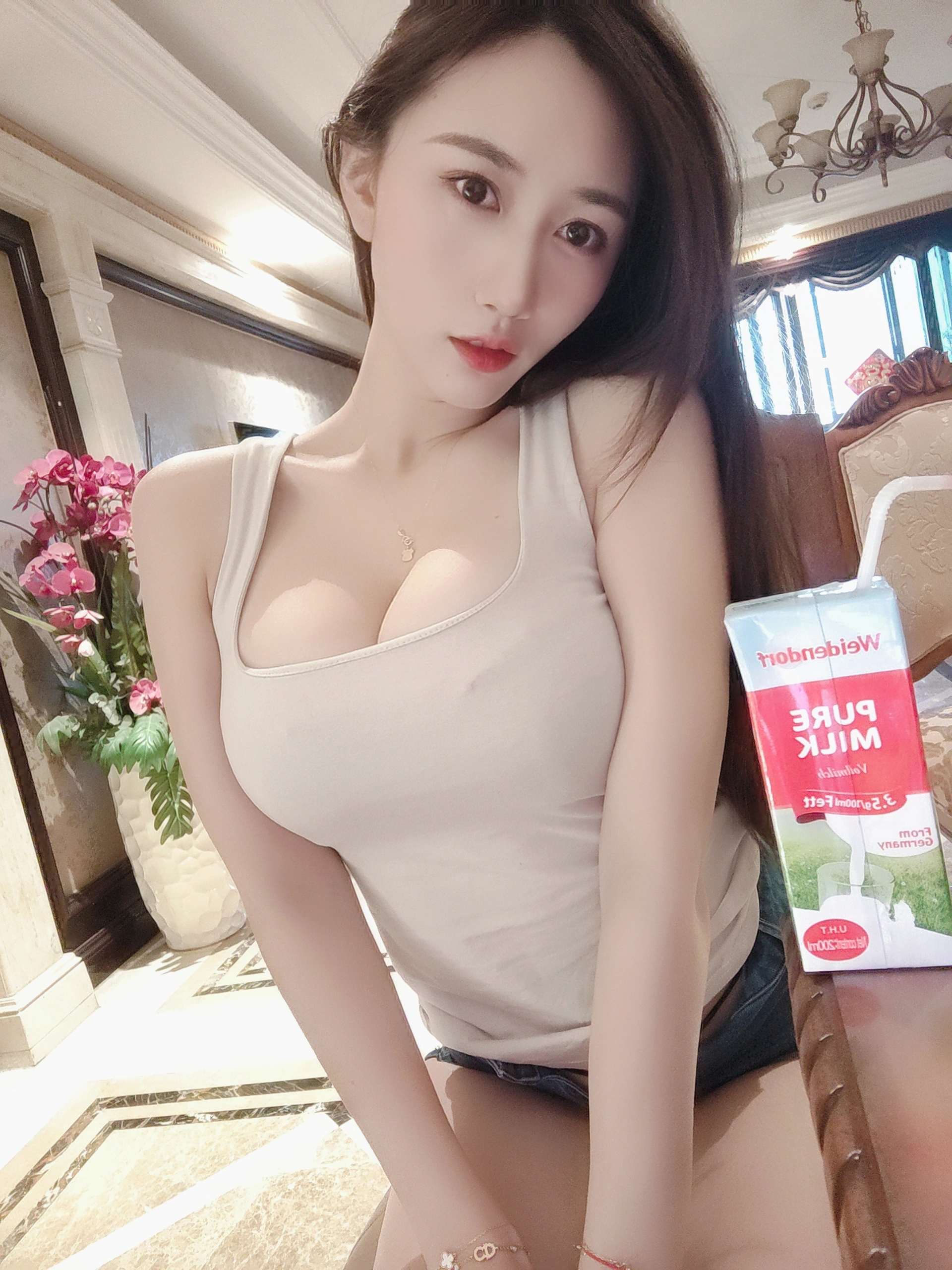 小玉吃果冻 – NO.017 白背心紧身牛仔短裤 1