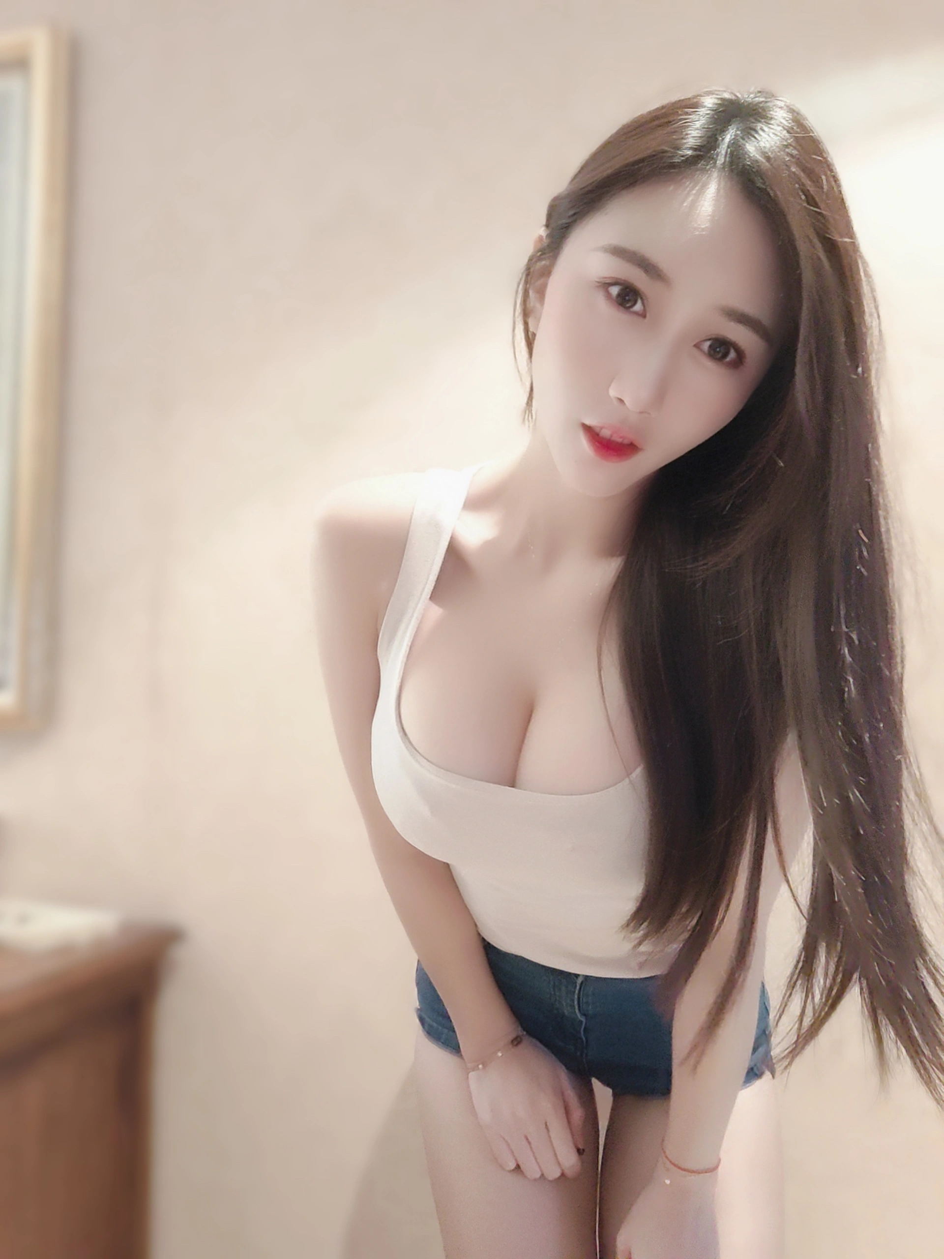 小玉吃果冻 – NO.017 白背心紧身牛仔短裤 2